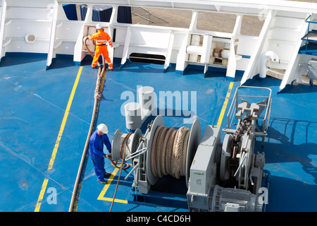 Marinaio marinai deckhands lavoro lavoro nave argano funi orditi Foto Stock