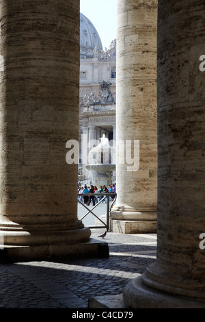 Impressionante colonnati presso la Basilica di San Pietro, Roma, Italia Foto Stock