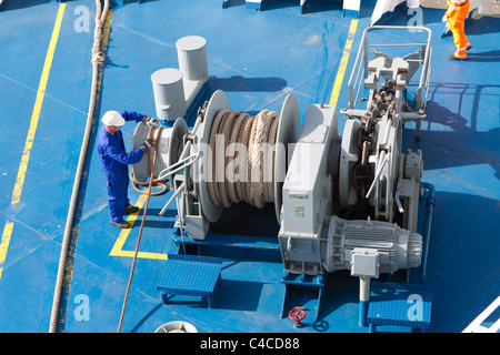 Marinaio marinai deckhands lavoro lavoro nave argano funi orditi Foto Stock