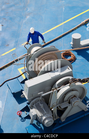 Marinaio marinai deckhands lavoro lavoro nave argano funi orditi Foto Stock