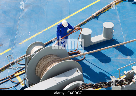 Marinaio marinai deckhands lavoro lavoro nave argano funi orditi Foto Stock