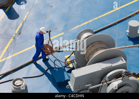 Marinaio marinai deckhands lavoro lavoro nave argano funi orditi Foto Stock