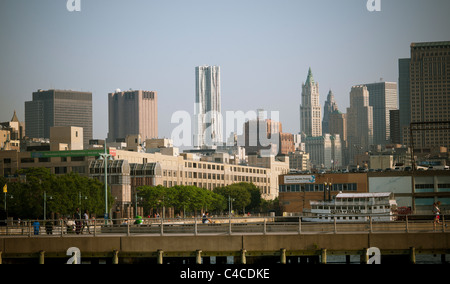 Architetto Frank Gehry's 76-story Beekman Tower, al centro nella parte inferiore di Manhattan a New York Foto Stock