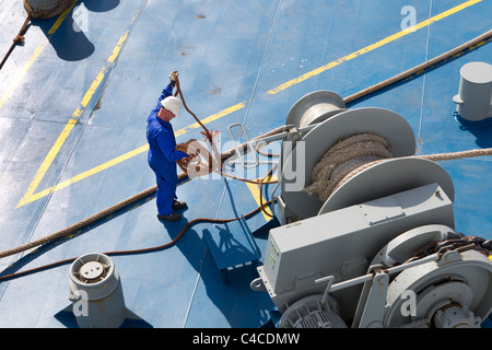 Marinaio marinai deckhands lavoro lavoro nave argano funi orditi Foto Stock