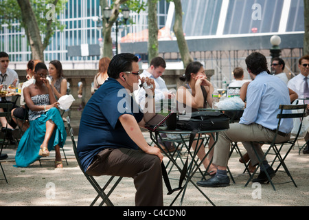 Un Apple iPad utente con il proprio computer tablet in Bryant Park di New York il Giovedì, Giugno 9, 2011. (© Richard B. Levine) Foto Stock