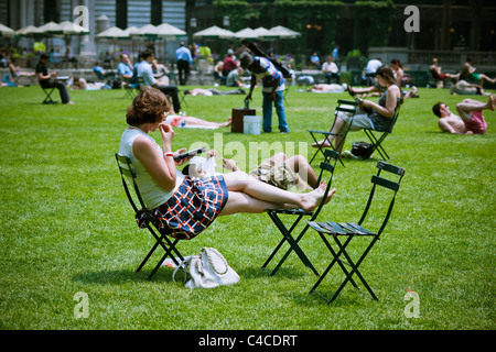 Un lettore utilizza il suo Amazon Kindle ereader in Bryant Park di New York il Giovedì, Giugno 9, 2011. (© Richard B. Levine) Foto Stock