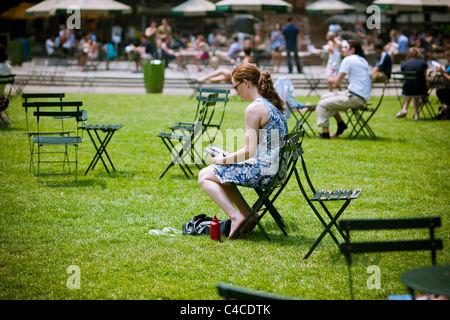 Un lettore utilizza il suo Amazon Kindle ereader in Bryant Park di New York il Giovedì, Giugno 9, 2011. (© Richard B. Levine) Foto Stock