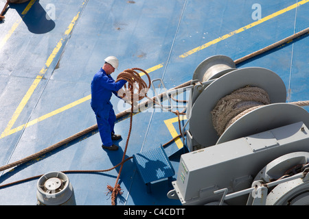 Marinaio marinai deckhands lavoro lavoro nave argano funi orditi Foto Stock