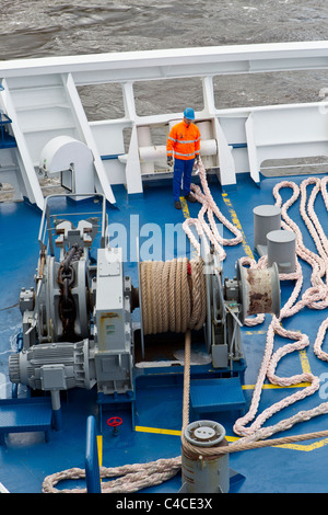 Marinaio marinai deckhands lavoro lavoro nave argano funi orditi Foto Stock