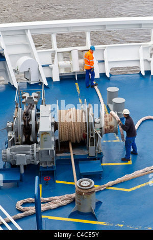 Marinaio marinai deckhands lavoro lavoro nave argano funi orditi Foto Stock