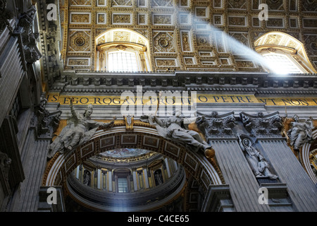 Archway e il soffitto nella Basilica di San Pietro, Roma, Italia Foto Stock