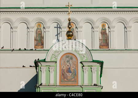 Dettaglio dell'ingresso principale (Torre Rossa) del Lavra della Trinità di San Sergio a Sergiev Posad, Russia Foto Stock