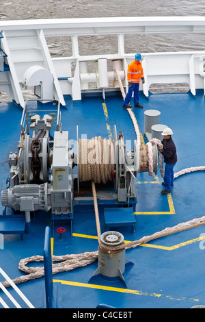 Marinaio marinai deckhands lavoro lavoro nave argano funi orditi Foto Stock