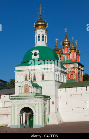 Ingresso principale e della Chiesa della Natività di San Giovanni Battista presso la Lavra della Trinità di San Sergio a Sergiev Posad, Russia Foto Stock