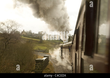 Serbatoio del vapore locomotiva 0-6-2 numero 85 in vapore e tirando un treno passeggeri sulla Keighley e Worth Valley Railway Foto Stock