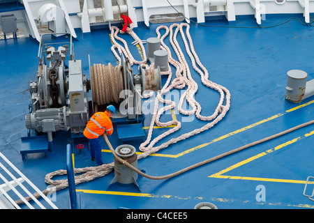 Marinaio marinai deckhands lavoro lavoro nave argano funi orditi Foto Stock