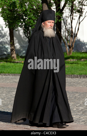 Russo Ortodossa orientale sacerdote all'interno del Lavra della Trinità di San Sergio a Sergiev Posad, Russia Foto Stock