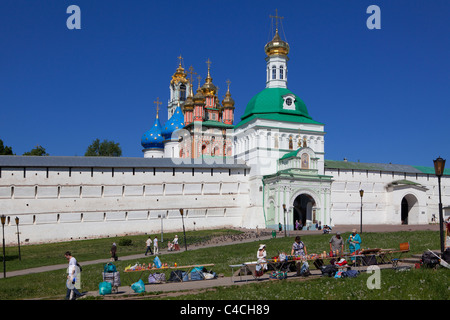 Ingresso principale e della Chiesa della Natività di San Giovanni Battista presso la Lavra della Trinità di San Sergio a Sergiev Posad, Russia Foto Stock