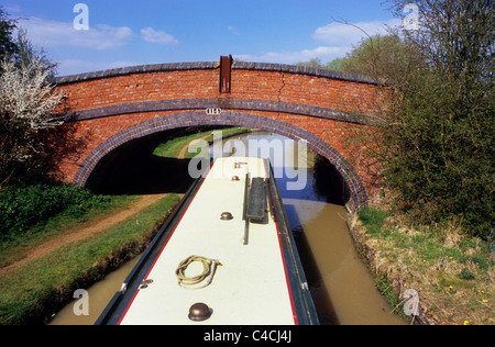 Canal Boat stretta passando sotto il ponte Gilkes sulla Oxford Canal vicino Napton sulla collina, Warwickshire, Regno Unito Foto Stock