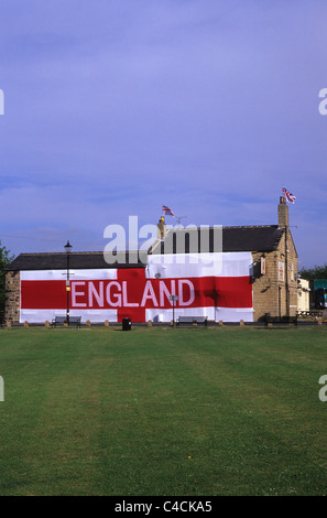 Giant St George Inghilterra bandiera che copre il Cricketers Arms public house Leeds Yorkshire Regno Unito Foto Stock