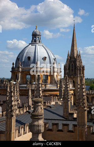 Oxford Spires con Radcliffe Camera e chiesa di Santa Maria, Oxford, Inghilterra visto dal Sheldonian Theatre Foto Stock