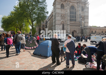 Campeggio pubblica al di fuori di Westminster Abbey due giorni prima delle nozze reali del principe William e Catherine Middleton Foto Stock