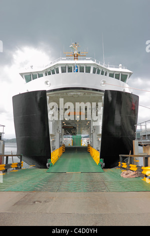 MV Finlaggan Kennacraig a Port Askaig traghetto con archetto porte aperte Foto Stock