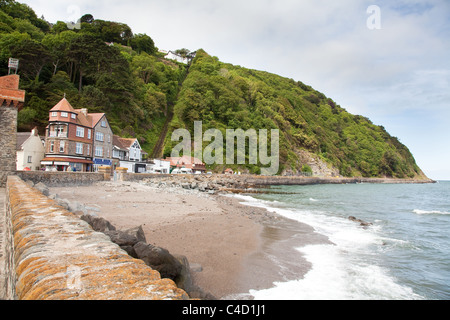 Vista della spiaggia di Lynmouth Devon anteriore Foto Stock