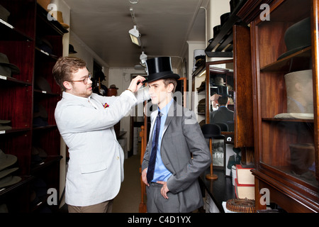 L'uomo essendo montato per una seta Top Hat a Lock & Co hatters, St.James's, Londra. Foto:Jeff Gilbert Foto Stock