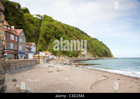 Vista della spiaggia di Lynmouth Devon anteriore Foto Stock