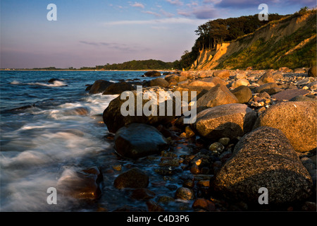 Tramonto a la ripida costa della Baia di Hohwachter Foto Stock