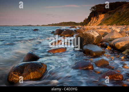 Tramonto a la ripida costa della Baia di Hohwachter Foto Stock