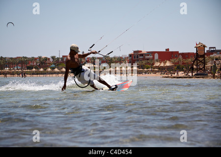 L uomo non identificato salto in alto su kitesurf nelle acque del Mar Rosso in Egitto Sharm el Sheikh il 24 aprile 2010 Foto Stock