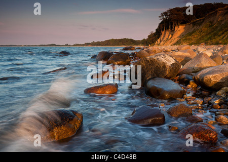 Tramonto a la ripida costa della Baia di Hohwachter Foto Stock