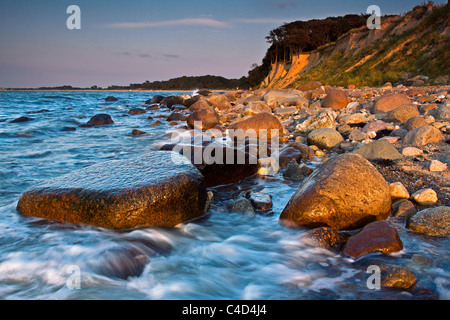 Tramonto a la ripida costa della Baia di Hohwachter Foto Stock