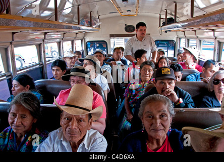 Guatemala pollo 'bus' impaccata con stranieri e locali passeggeri in Antigua. Foto Stock