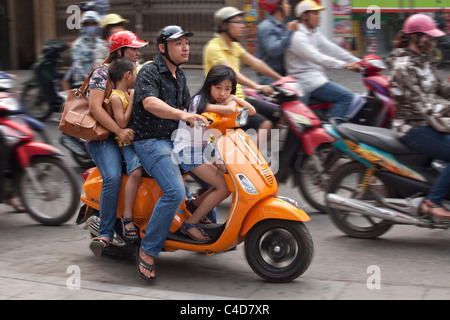Famiglia su di una moto, padre, madre e due figli, Vietnam del Nord, Foto Stock