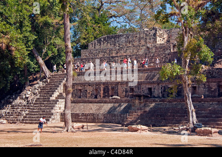 Turisti attraversando il Tempio delle iscrizioni a ovest la Corte Acropoli di rovine maya di Copan Foto Stock