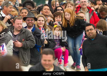 La folla di attendere per il balcone aspetto di nuovo il Duca e la Duchessa di Cambridge, (29 aprile 2011), Londra, Inghilterra Foto Stock