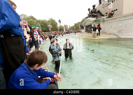 La folla di attendere per il balcone aspetto di nuovo il Duca e la Duchessa di Cambridge, (29 aprile 2011), Londra, Inghilterra Foto Stock