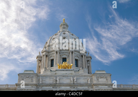 Minnesota State Capitol Building che mostra la cupola, la Quadriga e tetto parziale Foto Stock
