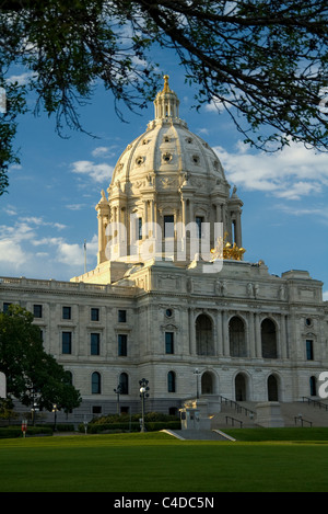 Minnesota State Capitol Building a prato frontale che mostra tutta la cupola e parte dell'edificio adiacente Foto Stock