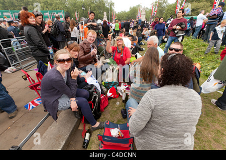 La Folla di fronte a Buckingham Palace dopo il balcone aspetto di nuovo il Duca e la Duchessa di Cambridge, 29 aprile 2011 Foto Stock