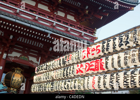 Lanterne di carta nella parte anteriore del Tempio di Senso-ji in Asakusa, quartiere Shitamachi, Tokyo, Giappone. Foto Stock