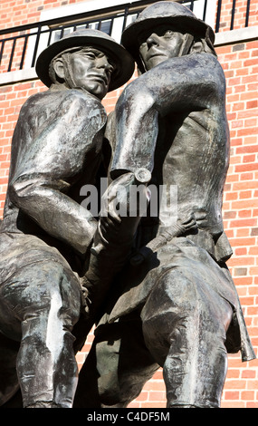 Bronzo vigili del fuoco nazionale memorial da John W Mills vicino la Cattedrale di St Paul City di Londra Inghilterra Europa Foto Stock