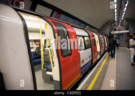 Tubo a Clapham Common banchina della stazione Foto Stock