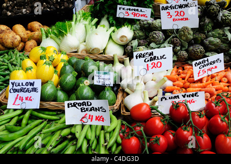 Vegetali di visualizzazione di stallo al Mercato di Borough, Southwark, Londra, Inghilterra, Regno Unito Foto Stock