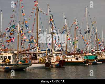 Yacht e barche ormeggiate in porto Yarmouth Isle of Wight Hampshire REGNO UNITO Inghilterra durante il vecchio Gaffers Festival Foto Stock