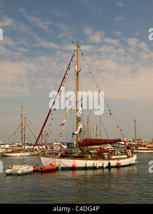 Yacht e barche ormeggiate in porto Yarmouth Isle of Wight Hampshire REGNO UNITO Inghilterra durante il vecchio Gaffers Festival Foto Stock