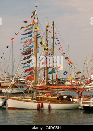 Yacht e barche ormeggiate in porto Yarmouth Isle of Wight Hampshire REGNO UNITO Inghilterra durante il vecchio Gaffers Festival Foto Stock